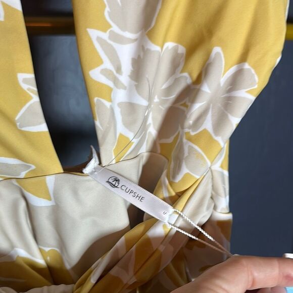 Cupshe Yellow and White One Piece Swimsuit with Tropical Print - Picture 2 of 8